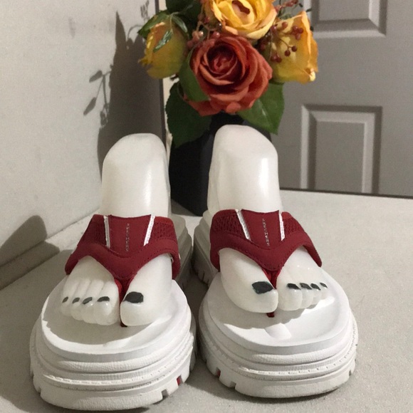sketchers red sandals